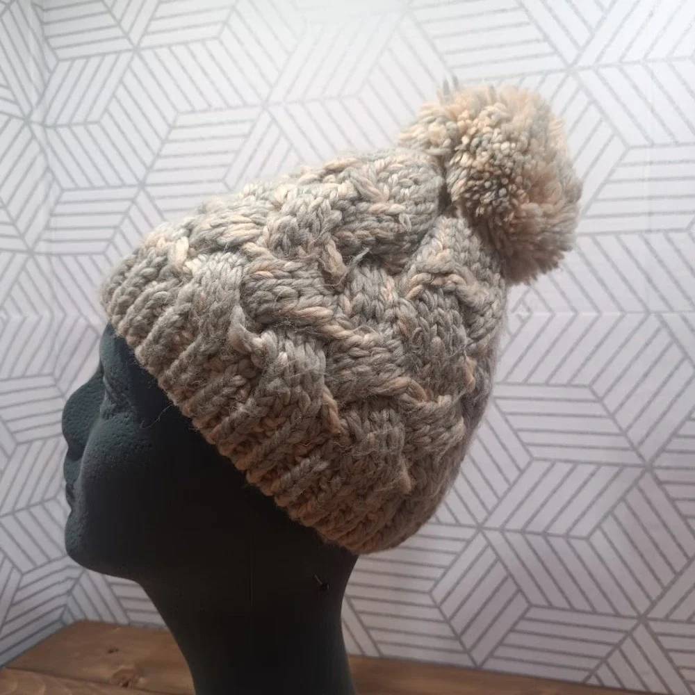 Forever 21 Cozy Chunky Knit Pom-Pom Gray & Tan Winter Warm Cable Knit Beanie Hat